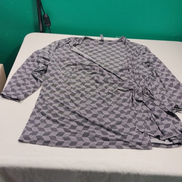 Massini Tops - NWT Massini Black and White Chevron Blouse Size 3X